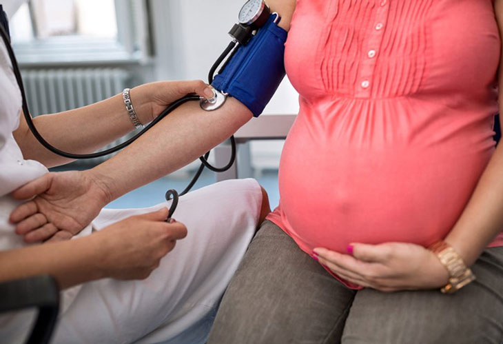 Khi mang thai phụ nữ bị huyết áp cao sẽ có nguy cơ bị sản giật 