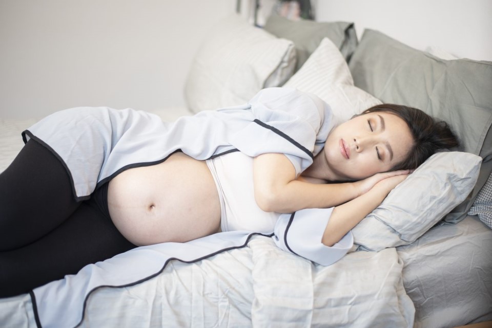 Tư thế nằm ngủ khi mang thai 3 tháng cuối    