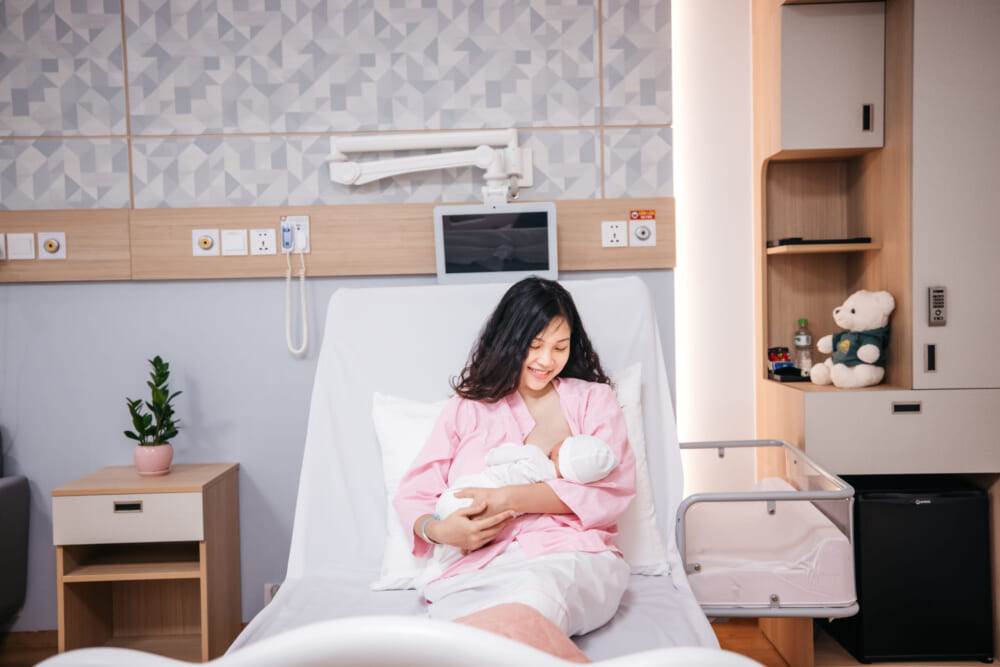 Bệnh viện Hồng Ngọc tặng miễn phí Cẩm nang Nuôi con bằng sữa mẹ cho các bà bầu