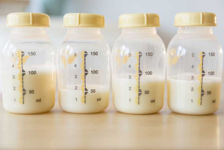 Sữa mẹ đặc chứa nhiều dinh dưỡng bổ sung cho trẻ