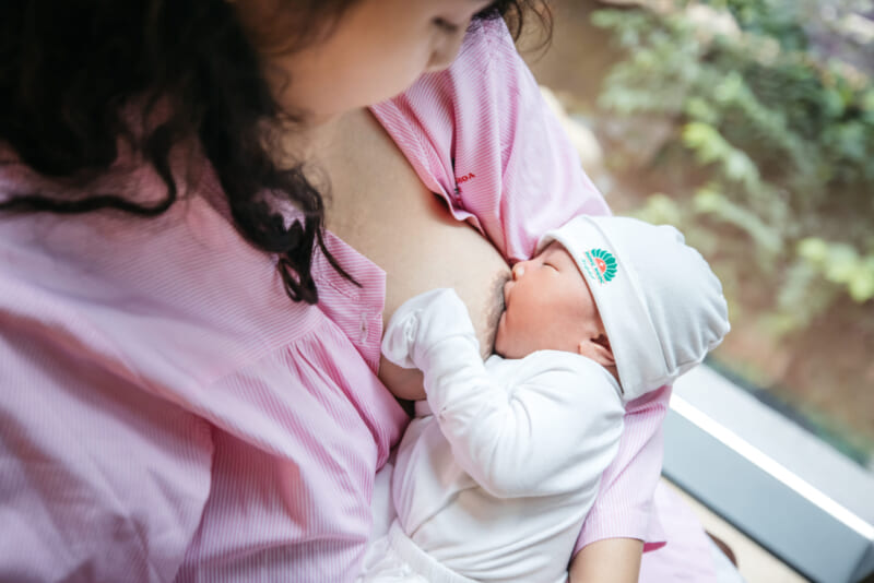 12 lợi ích của việc nuôi con bằng sữa mẹ