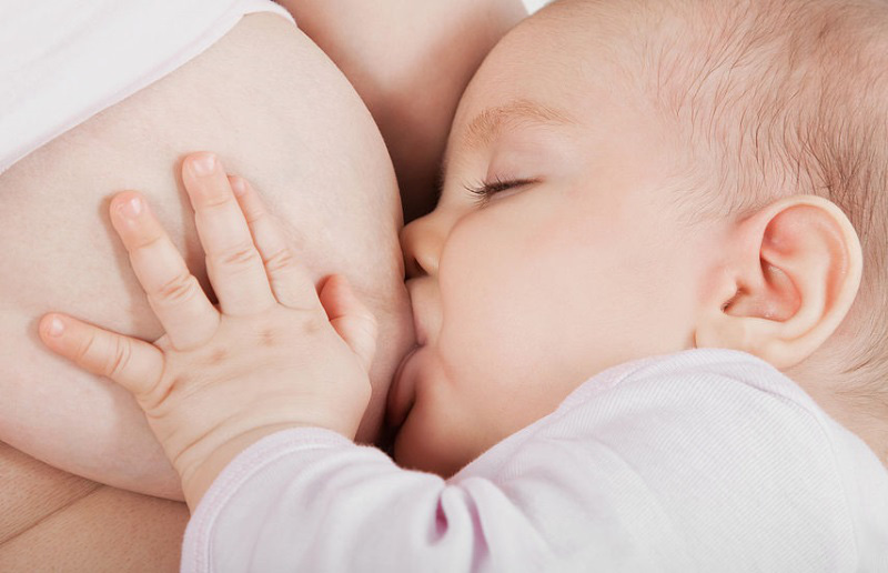 Cách kích sữa mang đến u bị không nhiều sữa - Cho trẻ em bú u thông thường xuyên