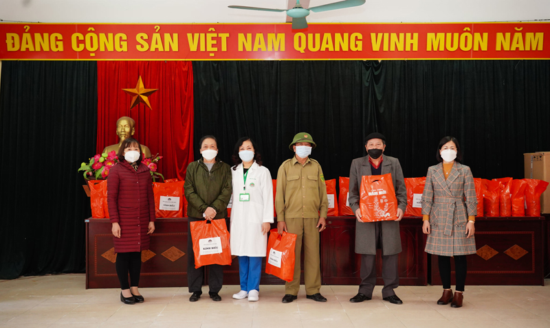 BV Hồng Ngọc trao tặng 300 suất quà Tết tại phường Phú Đô