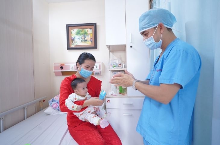 Bệnh viện Hồng Ngọc sở hữu đội ngũ bác sĩ giỏi chuyên môn và tận tâm trong thăm khám, điều trị bệnh lý Tai Mũi Họng