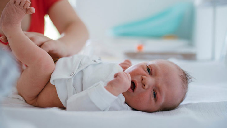 Khi nào nên đưa trẻ sơ sinh bị bụng cứng đến bác sĩ?
