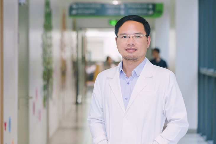 Bác sĩ Nguyễn Thái Bình là một trong những chuyên gia tiên phong điều trị sỏi mật bằng laser