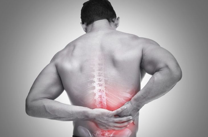 Vai trò của nâng, đẩy, kéo vật nặng trong việc gây đau lưng.
