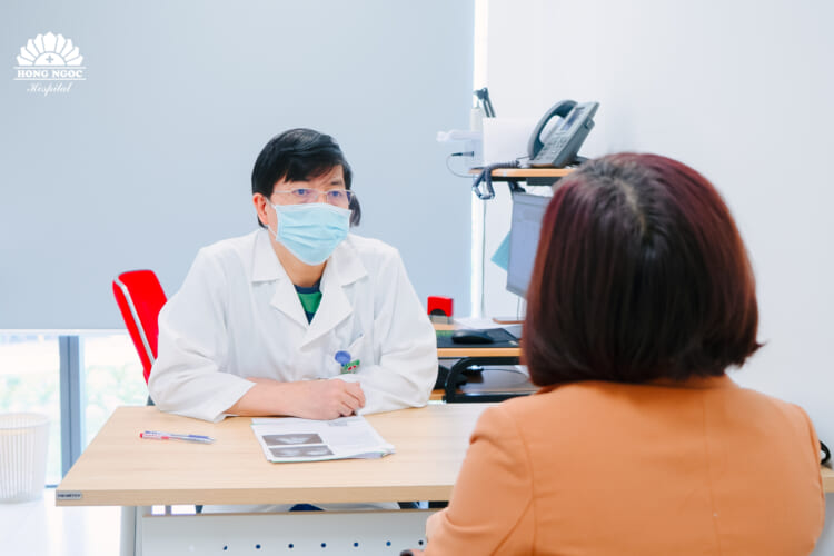 Bác sĩ Nguyễn Xuân Hùng khám bệnh hậu môn trực tràng