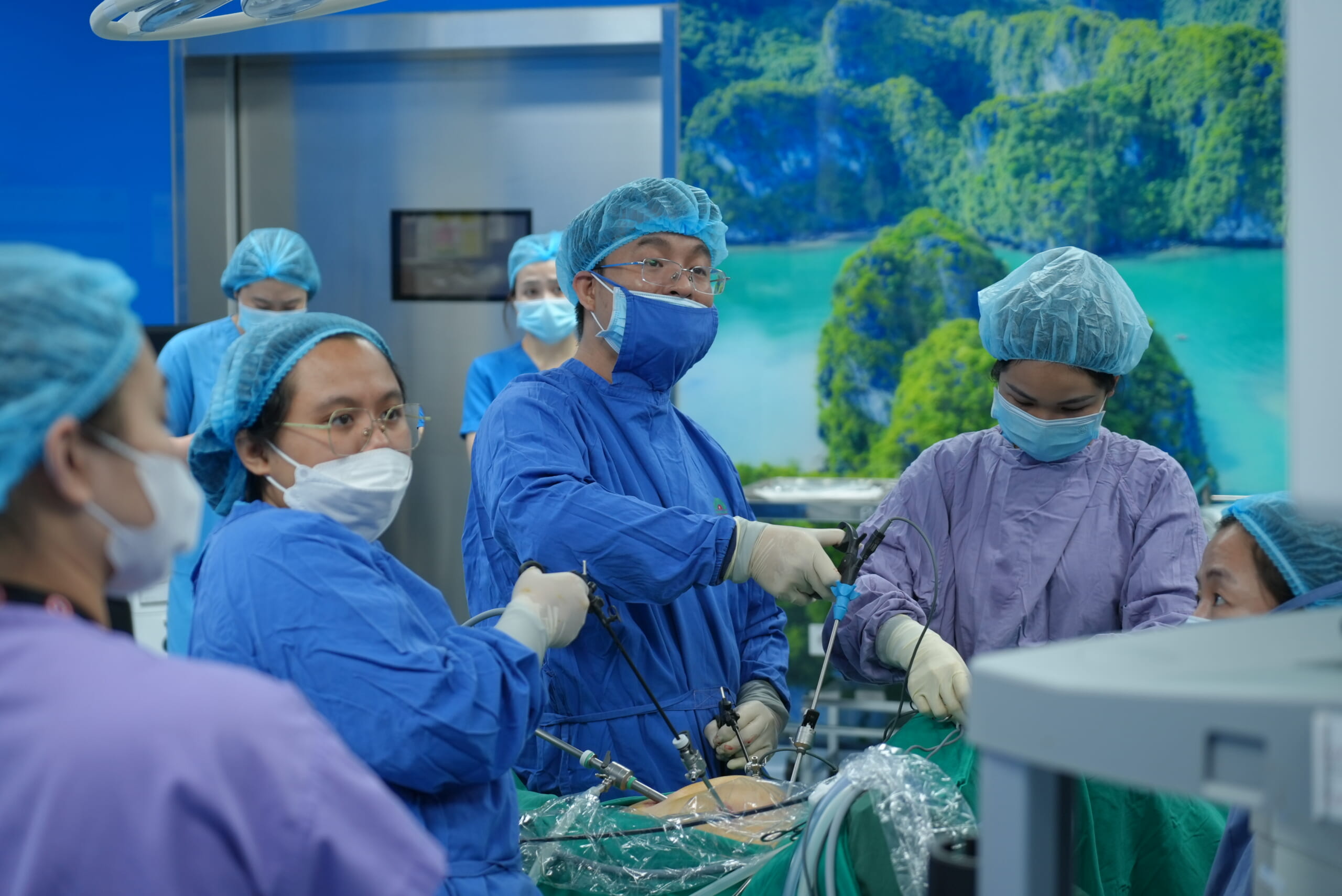 Ekip cùng bác sĩ CKII Nguyễn Văn Xuyên tiến hành phẫu thuật nội soi cho bệnh nhân H.