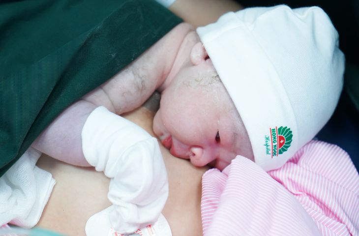 Phương pháp da kề da giúp em bé khỏe mạnh hơn