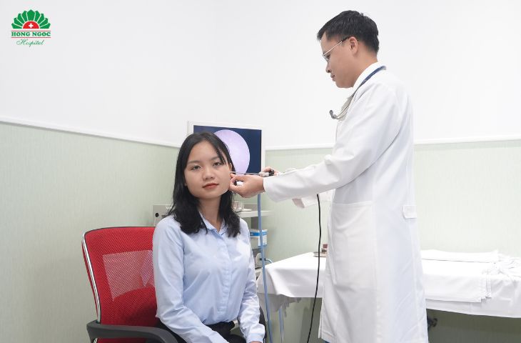 Trưởng khoa Tai Mũi Họng và Phẫu thuật đầu cổ Hồng Ngọc thăm khám cho bệnh nhân