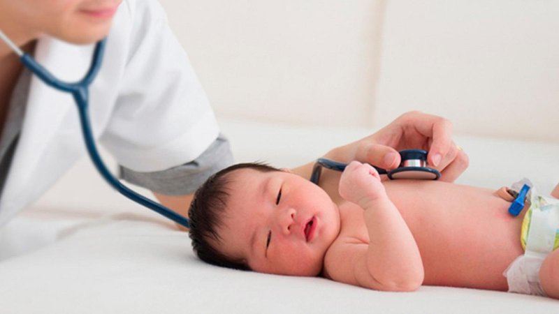 Kiểm tra sức khỏe định kỳ cho trẻ để phát hiện các bất thường về tim