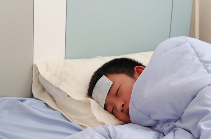 Trẻ bị ốm sốt có được tiêm phòng không