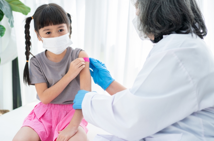 Trẻ bị ốm sốt có được tiêm phòng không