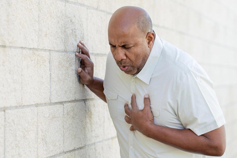 Khó thở là triệu chứng thường gặp khi mắc nhồi máu cơ tim thất phải