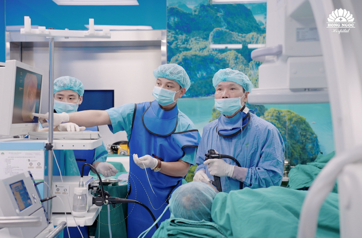 Ekip PGS.TS. Nguyễn Cảnh Bình thực hiện đặt stent qua nội soi mật tụy ngược dòng cho bệnh nhân Đ 