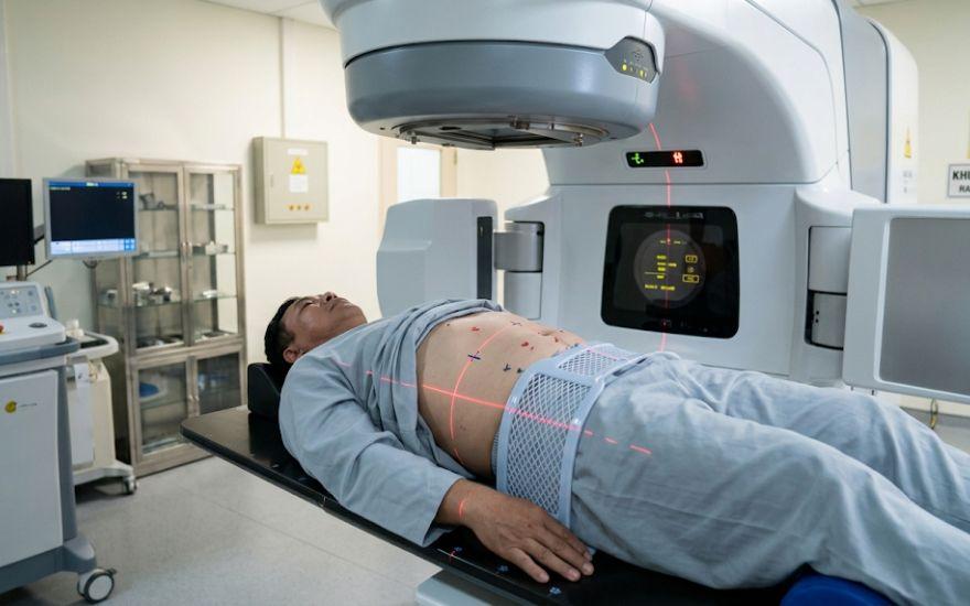 Xạ trị sử dụng các chùm tia năng lượng cao để thu nhỏ khối u hoặc giúp người bệnh giảm nhẹ các triệu chứng do chèn ép.